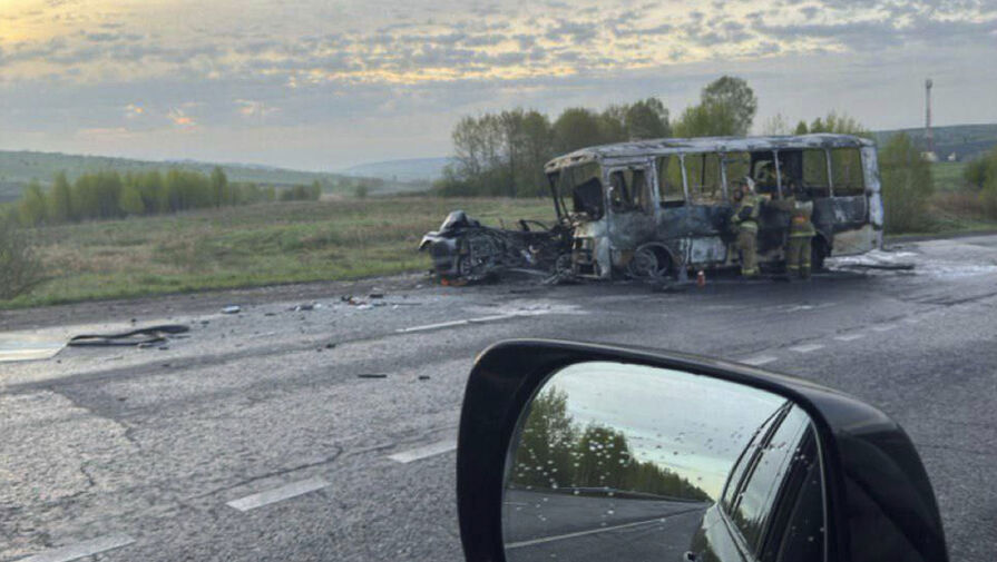 Автобус и Toyota сгорели дотла после ДТП под Новокузнецком