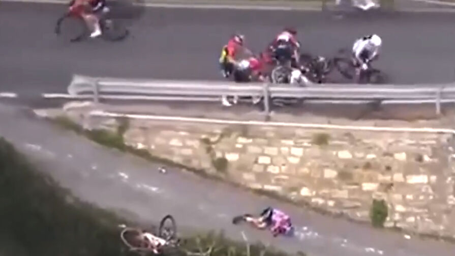 Итальянская велосипедистка попала в больницу после падения с высоты трех метров в гонке