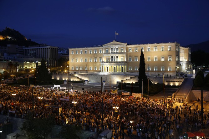 Парламент Греции одобрил сокращение госслужащих, несмотря на протесты