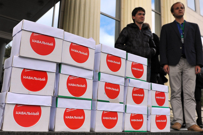 Коробки с материалами жалоб на выборы мэра на ступенях Мосгорсуда