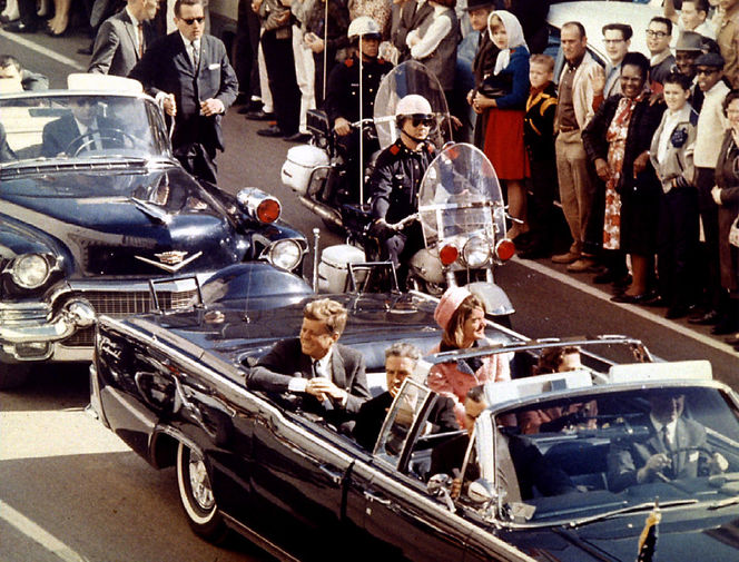 Джон Кеннеди за&nbsp;несколько секунд до&nbsp;гибели. 22 ноября 1963 года