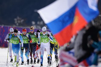 Слева направо: Сами Яухоярви (Финляндия), Никита Крюков (Россия), Эрик Бьорнсен (США), Теодор Петерсон (Швеция) на дистанции полуфинального забега командного спринта в соревнованиях по лыжным гонкам среди мужчин