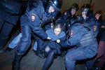 Задержание участницы панк-группы Pussy Riot Марии Алехиной во время несанкционированного митинга в поддержку «узников Болотной» на Манежной площади