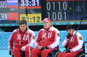Слева направо: Марат Романов, Александр Шевченко и Светлана Пахомова (Россия) в матче кругового турнира между сборными командами России и Китая в соревнованиях по керлингу на колясках на XI зимних Паралимпийских играх в Сочи
