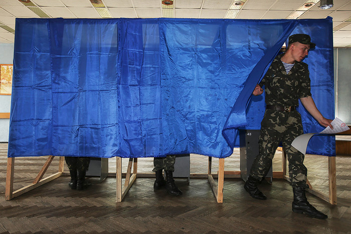 Украинский солдат голосует на&nbsp;избирательном участке в&nbsp;поселке Десна (Черниговская область)