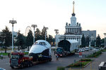 Транспортировка макета космического корабля «Буран» к павильону «Космос» на ВДНХ в Москве