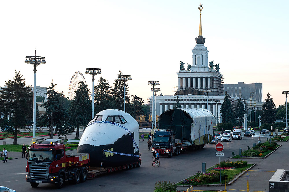 Транспортировка макета космического корабля «Буран» к павильону «Космос» на ВДНХ в Москве