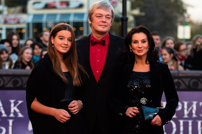 Актер и режиссер Александр Стриженов, телеведущая Екатерина Стриженова (справа) и их дочь Александра перед премьерой мюзикла «Призрак оперы», которая прошла на сцене МДМ