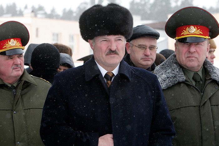 Президент Беларуси Александр Лукашенко, министр обороны Юрий Жадобин (справа) и глава Совета безопасности Анатолий Мальцев
