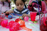 Мальчик раскрашивает яйца в ливанском городе Абра