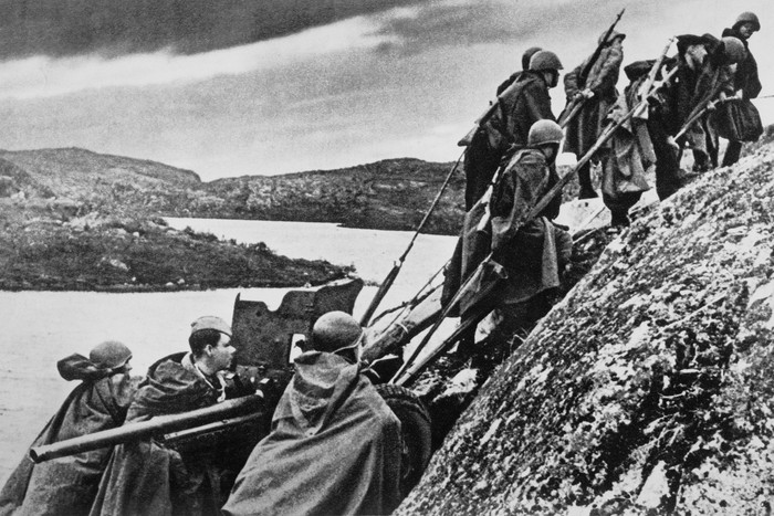 Боевой расчет меняет позицию на полуострове Рыбачий. Фотография Евгения Халдея