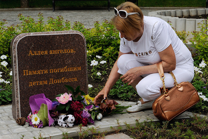 Жителица Донецка в&nbsp;Международный день защиты детей на&nbsp;митинге &laquo;Мы вас помним&raquo; в&nbsp;память о&nbsp;детях Донбасса, которые погибли в&nbsp;результате обстрелов города.
