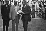 Чарли Чаплин (в центре) и Олег Попов (справа) в Венеции, 1967 год
