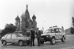 Начальник управления внутренних дел Октябрьского района Москвы полковник милиции Виктор Александров (справа) и руководитель группы британских полицейских суперинтендант Джон Болл на Красной площади, 1990 год