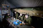 Военнослужащие в палатке отдыха личного состава на полевых позициях в Новосибирском ракетном соединении