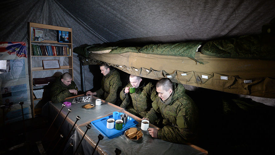 Военнослужащие в&nbsp;палатке отдыха личного состава на&nbsp;полевых позициях в&nbsp;Новосибирском ракетном соединении