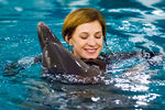 Прокурор Крыма Наталья Поклонская плавает с дельфином в дельфинарии «Акватория»