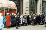 Очередь у магазина в Москве 2 апреля 1991 года — в первый день действия новых розничных цен, повышение которых не ослабило ажиотажного спроса.