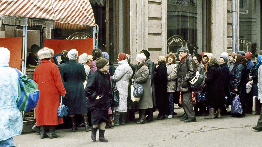 Очередь у&nbsp;магазина в&nbsp;Москве 2&nbsp;апреля 1991&nbsp;года &mdash; в&nbsp;первый день действия новых розничных цен, повышение которых не ослабило ажиотажного спроса.