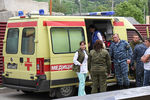 Автомобиль скорой помощи у городской больницы, куда доставлены пострадавшие в аварии автобуса на горной дороге Цхинвал - Канчавети