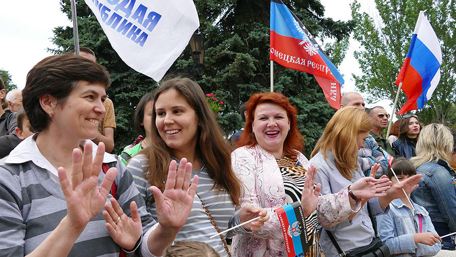 Участники празднования Дня России в Донецке, 2016 год