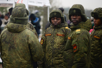Военнослужащие Вооруженных сил Анголы на полигоне Луга в Ленинградской области в День ракетных войск и артиллерии