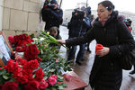 Девушка возлагает цветы у здания МИД РФ в Москве в связи с кончиной постоянного представителя России при ООН Виталия Чуркина