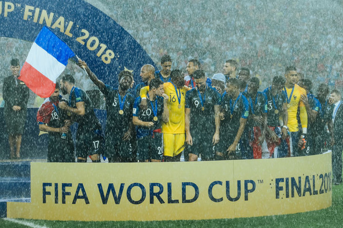 Игроки сборной Франции радуются победе в финальном матче чемпионата мира по футболу, 15 июля 2018 года