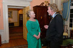 2012 год. Госсекретарь США Хиллари Клинтон разговаривает с Робертом Плантом перед ужином в Госдепе США, 2012 год 