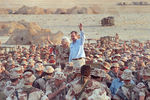 Джордж Буш приветствует солдат в пустыне Саудовской Аравии на день благодарения, 1990 год