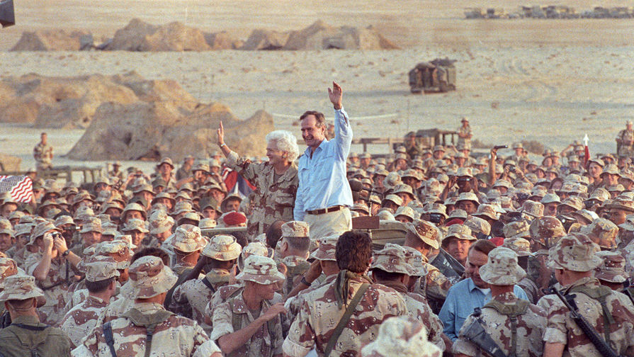 Джордж Буш приветствует солдат в&nbsp;пустыне Саудовской Аравии на&nbsp;день благодарения, 1990 год