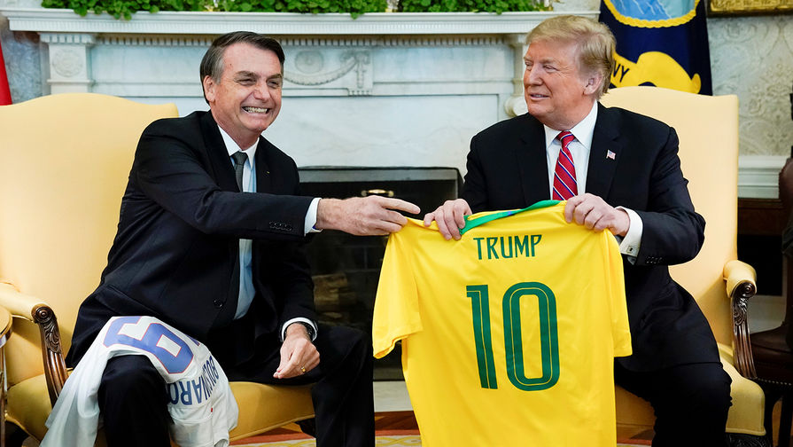 Президент Бразилии Жаир Болсонару и президент США Дональд Трамп во время встречи в Овальном кабинете Белого дома, 19 марта 2019 года