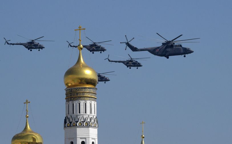 Тяжелый многоцелевой транспортный вертолет Ми-26 и многоцелевые вертолеты Ми-8АМТШ во время генеральной репетиции военного парада Победы, 7 мая 2019 года