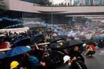 Полиция Гонконга применила слезоточивый у местного штаба Народно-освободительной армии Китая, чтобы разогнать антиправительственных демонстрантов, 31 августа 2019 года