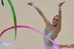 Евгения Канаева во время упражнения с лентой на финальных соревнованиях по художественной гимнастике в личном многоборье на XXX Олимпийских играх в Лондоне, 2012 год