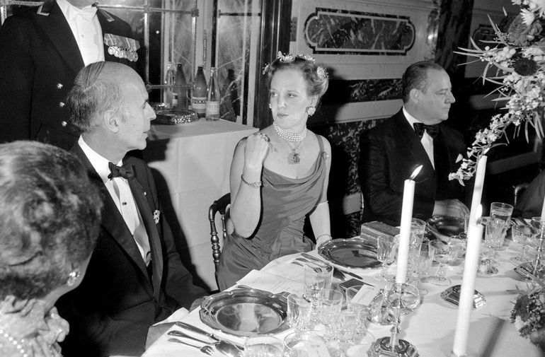 Президент Франции Валери Жискар д’Эстен, королева Дании Маргрете II и французский премьер-министр Раймон Барр во время ужина в&nbsp;Париже, 1978 год