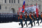 Знаменная группа во время военного парада в ознаменование 75-летия Победы в Великой Отечественной войне 1941-1945 годов на Красной площади в Москве, 24 июня 2020 года