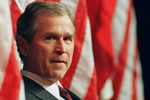 Губернатор Техаса Джордж Буш на сцене конференц-центра в Остине, где было объявлено о формировании комитета по проведению избирательной кампании, март 1999 года