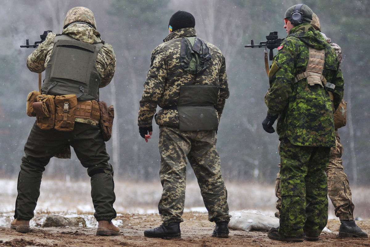 Канадские инструкторы обучают украинских военнослужащих на Яворивском полигоне во Львовской области, 2016 год