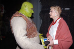 Брайан д'Арси Джеймс в роли Шрека и Анджела Лэнсбери разговаривают за кулисами мюзикла «Шрек: мюзикл на Бродвее» в Бродвейском театре, 2009 год