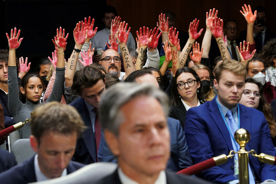 Пропалестинские активисты поднимают «окровавленные» руки во время слушаний с&nbsp;участием госсекретаря Энтони Блинкена и главы Пентагона Ллойда Остина в&nbsp;конгрессе США, 31&nbsp;октября 2023&nbsp;года