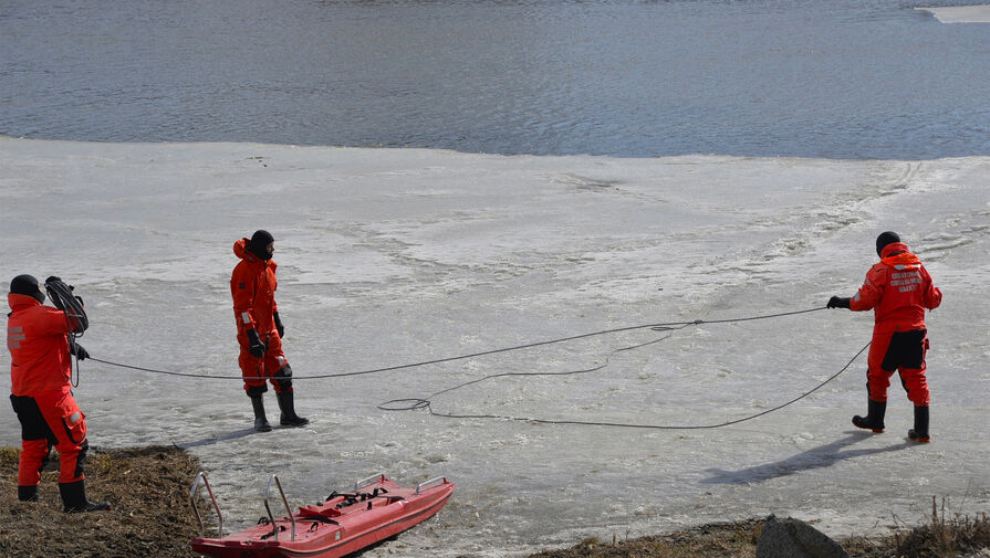 Четверо подростков едва не замерзли посреди реки Миасс