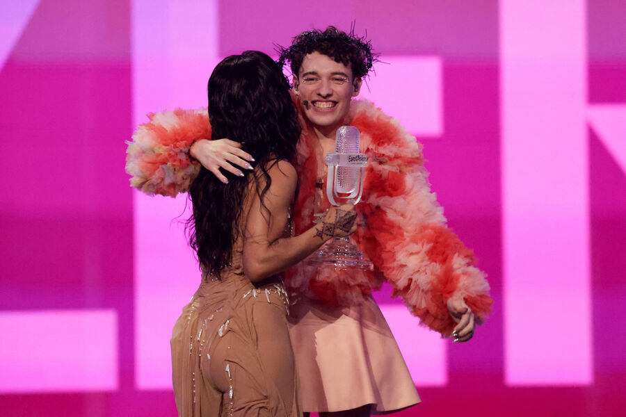 Победитель «Евровидения-2024» швейцарский певец Немо Меттлер (Nemo) во время церемонии награждения