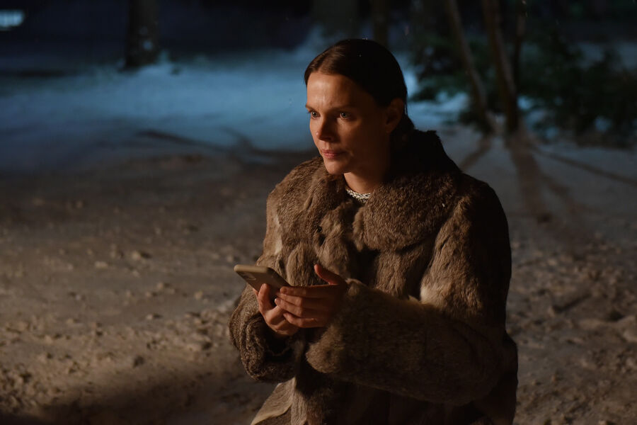 <b>«Тоннель» — 1&nbsp;сезон, реж. Флюза Фархшатова</b>
<br><br>
<b>Где и когда смотреть:</b> в&nbsp;Kion — с&nbsp;1 декабря
<br><br>
Нордический триллер про&nbsp;принципиальную таможенницу Суворову (Елизавета Боярская), которая пытается спасти мужа-лудомана (Сергей Гилев) от финской мафии и оказывается перед&nbsp;сложным выбором.
