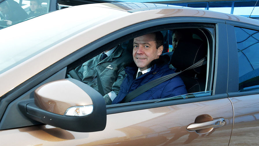 Дмитрий Медведев за&nbsp;рулем автомобиля Lada XRay во время посещения завода ОАО &laquo;АвтоВАЗ&raquo;