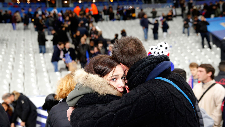 Зрители после террористической атаки на стадионе «Стад де Франс»