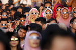 Люди наблюдают за солнечным затмением в Джакарте 