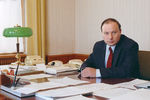 Заместитель председателя правительства Российской Федерации по вопросам экономической политики Егор Тимурович Гайдар в своем кабинете, 1991 год