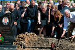 Родные Павла Шеремета во время похорон на Северном кладбище Минска