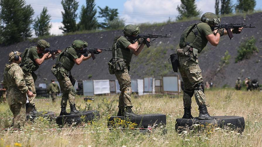 Участники соревнований по тактической стрельбе в самопровозглашенной ДНР, июль 2017 года